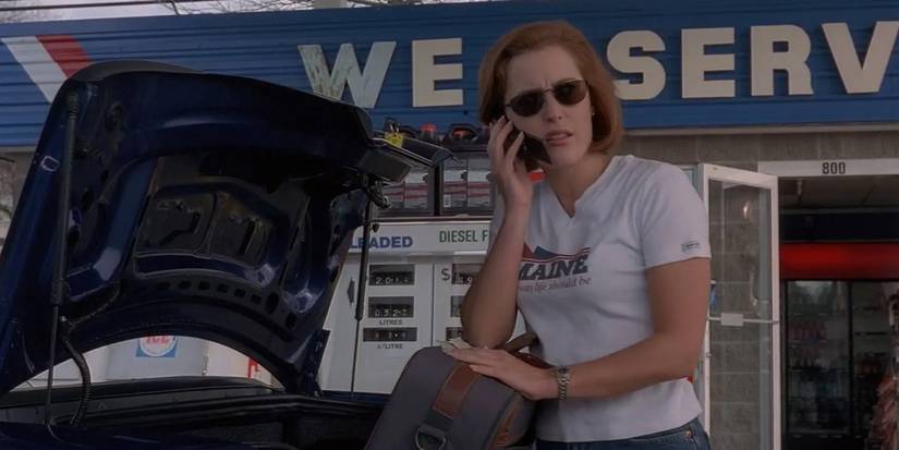Dana Scully (Gillian Anderson) fixes her car in 'The X-Files' episode "Chinga."