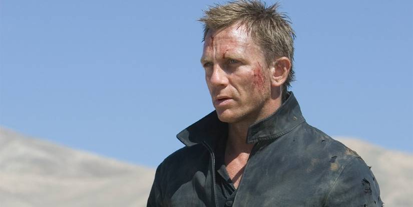 Daniel Craig as James Bond bruised and looking to the distance in Quantum of Solace