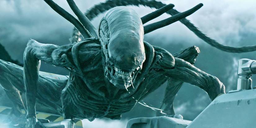 O xenomorfo se prepara para atacar em Alien: Covenant.