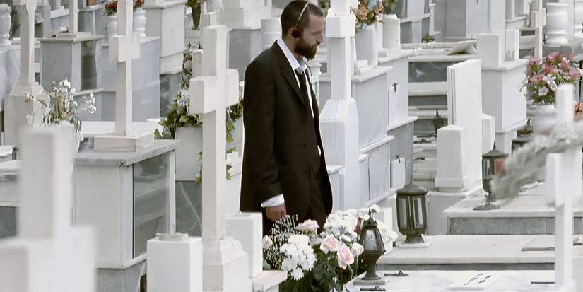 A man on a cemetery in Kinetta