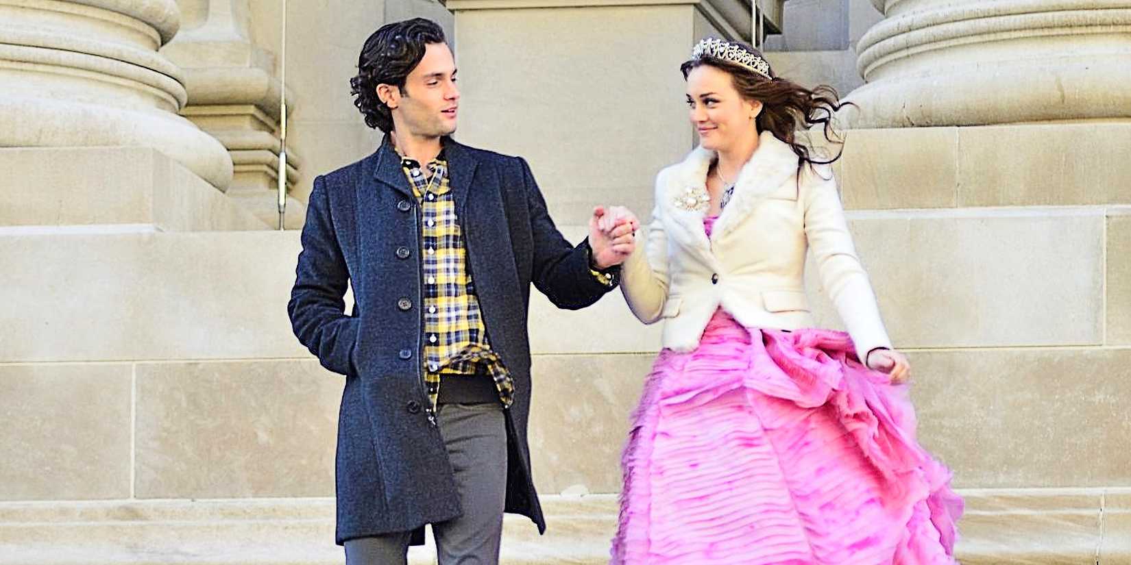 Dan Humphrey and Blair Waldorf holding hands outside a building in Gossip Girl