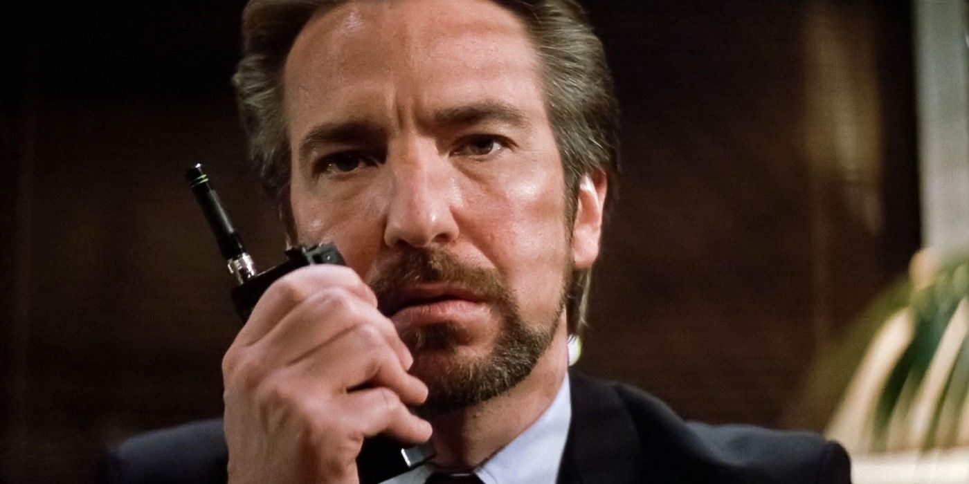 Hans Gruber (Alan Rickman) hablando por un walkie-talkie en Duro de matar