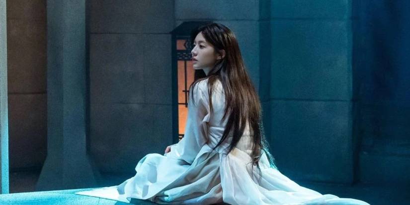 Go Youn-jung sitting down, looking at something in Alchemy of Souls.