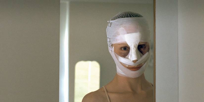 Ibu dengan wajah diperban di 'Goodnight Mommy' (2014)