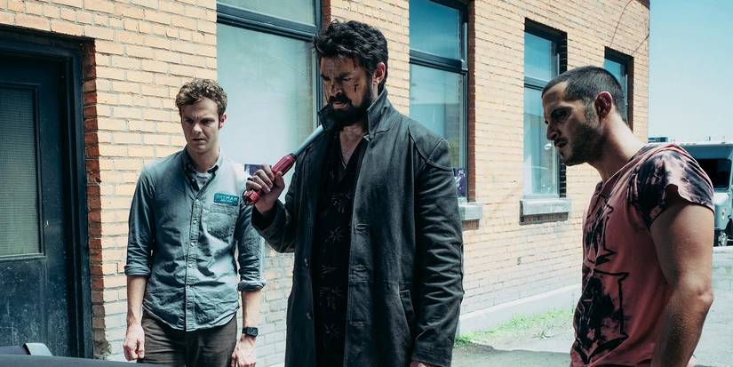 Hjūijs, miesnieks un francūzis no “zēniem” stoiski vēro melnās automašīnas stumbru