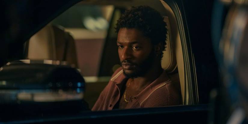 Jay Will sebagai Tyson, duduk di mobilnya dengan jendela kursi pengemudi di Tulsa King Season 1, Episode 8.