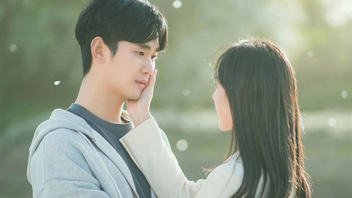 Kim Ji-won and Kim Soo-hyun holding each other in Queen of Tears.