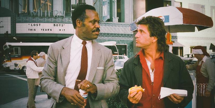 Mel Gibson and Danny Glover eat street food from a vendor in Lethal Weapon.