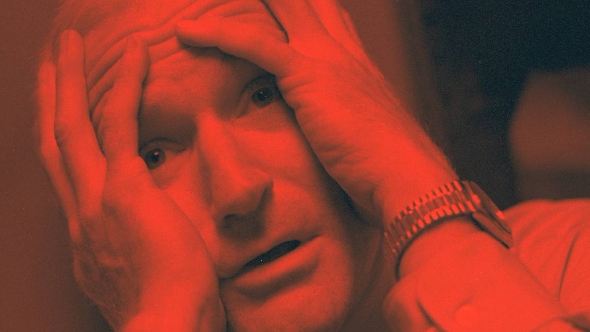 Robin Williams grabbing his head in agony as Sy in One Hour Photo