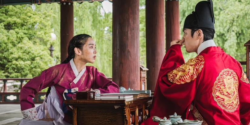A dirty Kim So-yong (Shin Hye-sun) argues with King Cheoljong (Kim Jong-hyun) who holds his nose in Mr. Queen.