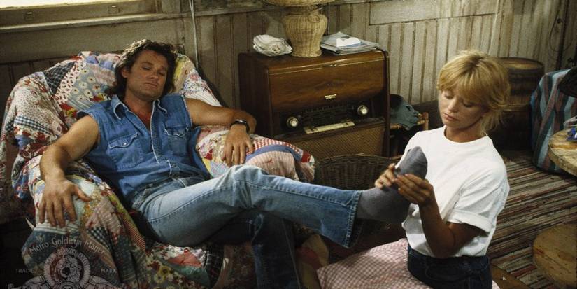 Goldie Hawn As "Annie" Menggosok Kurt Russell As Dean's Feet in Overboard (1987) 