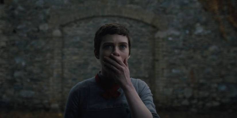 Sophia Lillis covering her mouth with her hand in Gretel & Hansel (2020).