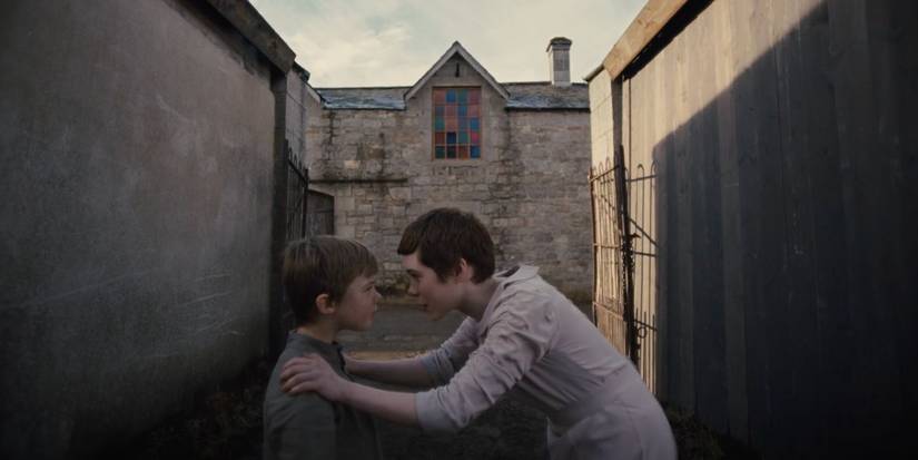 Sam Leakey and Sophia Lillis in Gretel & Hansel (2020).