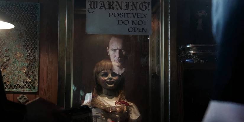 Ed Warren (Patrick Wilson) se tient près de la poupée Annabelle hantée dans «The Conjuring» (2013).