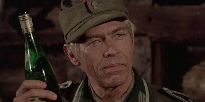 James Coburn sebagai Feldwebel Rolf Steiner di Salib Besi