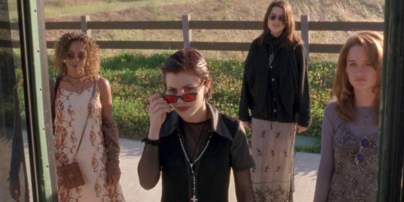 Rachel True, Fairuza Balk, Neve Campbell, dan Robin Tunney berdiri di luar bus di The Craft (1996)