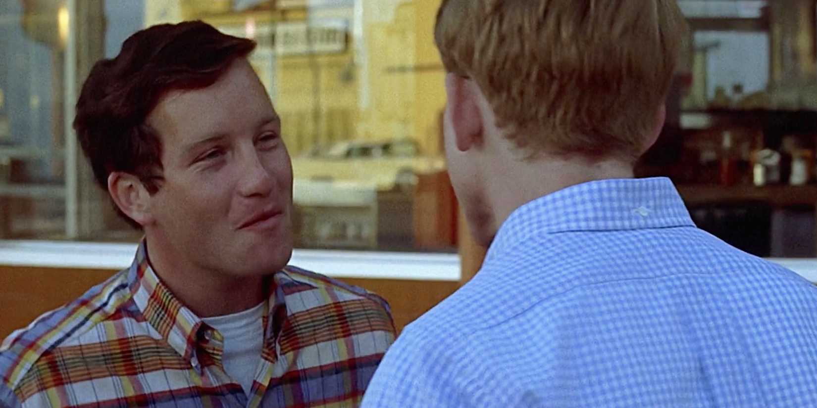 Richard Dreyfuss talking to Ron Howard in American Graffiti