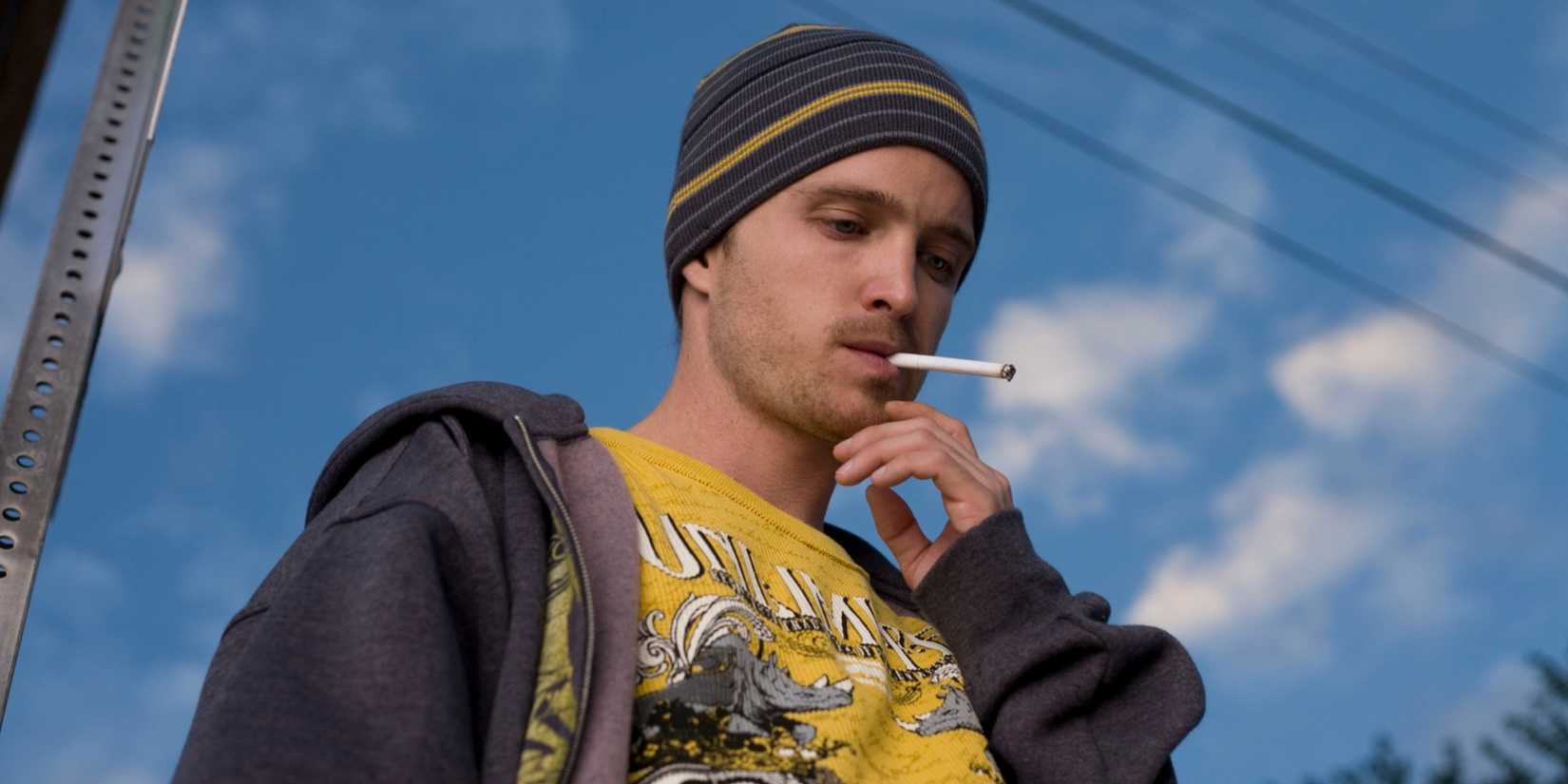 Jessie Pinkman (Aaron Paul) merokok di depan langit biru di Breaking Bad.