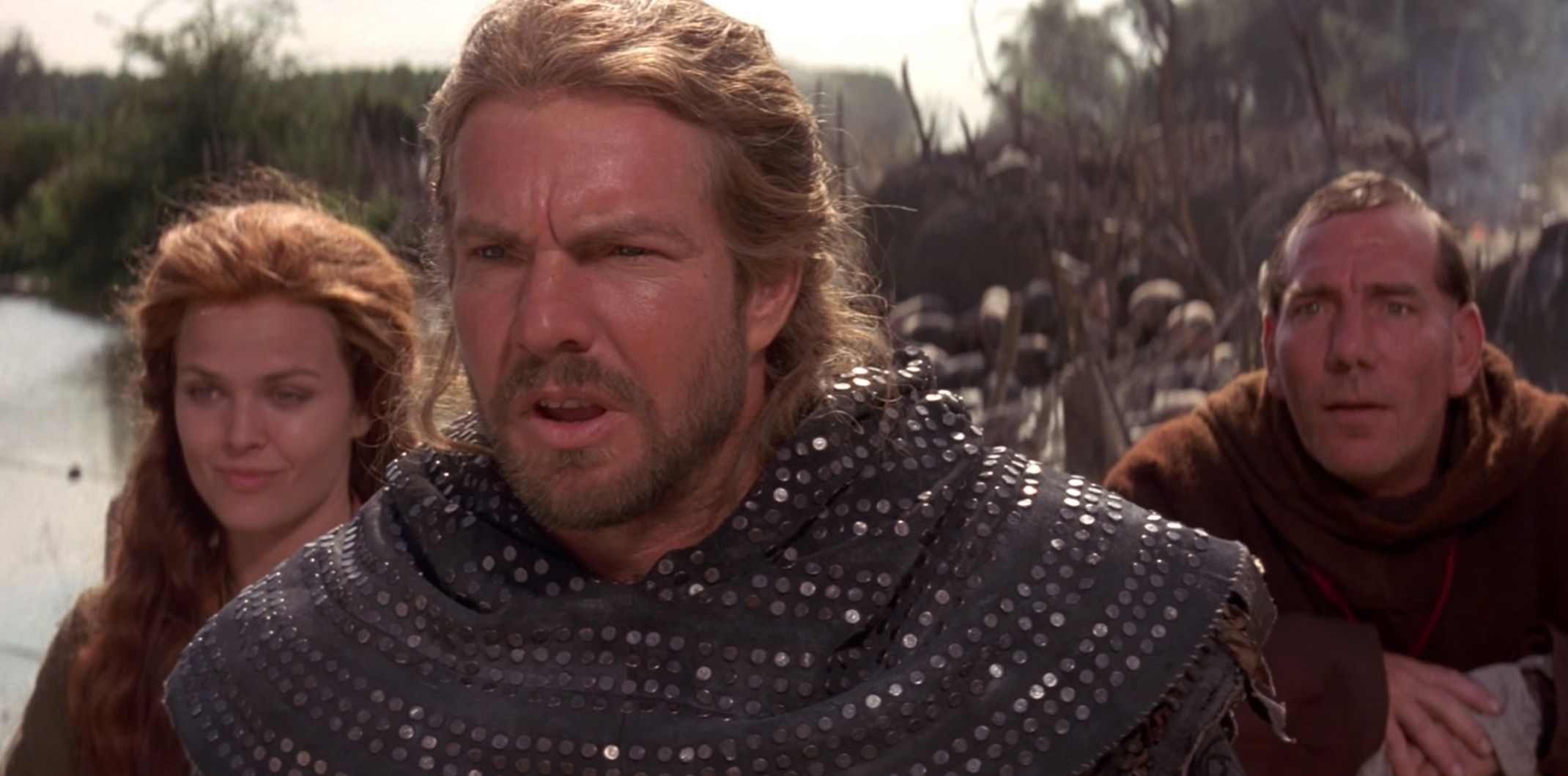 Dragonheart - Bidikan medium Kara, Bowen, dan Sir Gilbert (Dina Meyer, Dennis Quade, dan Pete Postlethwaite) menghadap kamera