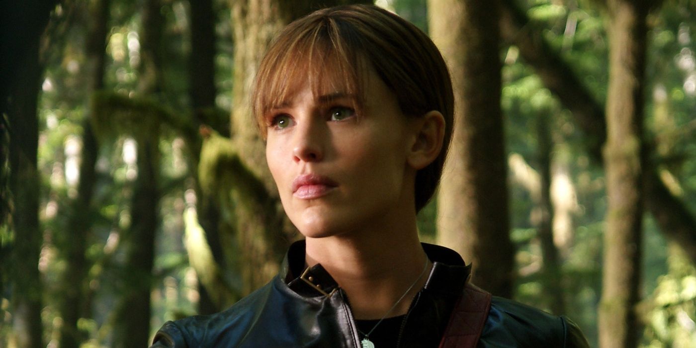 Elektra Jennifer Garner di hutan di Elektra 