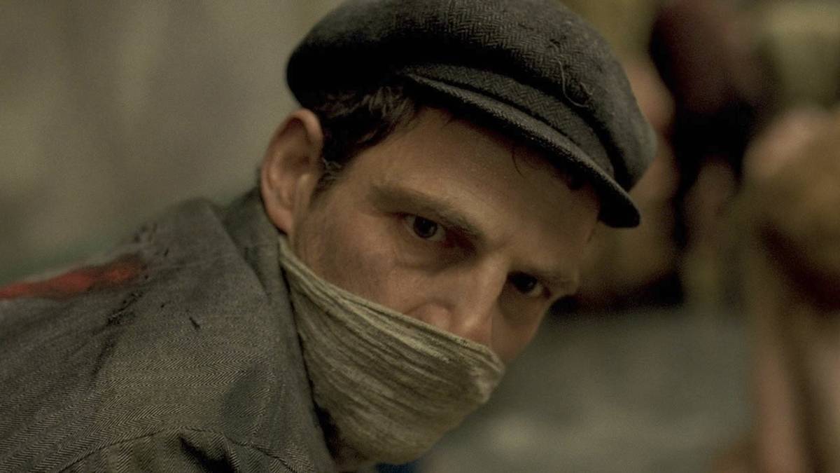 Géza Röhrig with a rag covering his mouth in Son of Saul