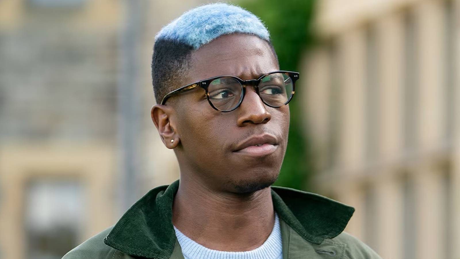 Gus Sackey (David Jonsson) with blue hair in Industry Season 2