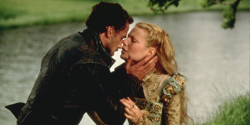 Joseph Fiennes holding Gwyneth Paltrow's neck and leaning in for a kiss in 'Shakespeare in Love'.