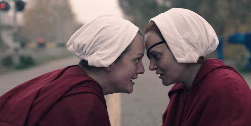June com a cabeça pressionada contra a amiga na história da Handmaid.