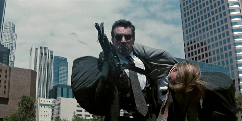 Robert De Niro aims a rifle while holding a wounded Val Kilmer in Michael Mann's 'Heat'