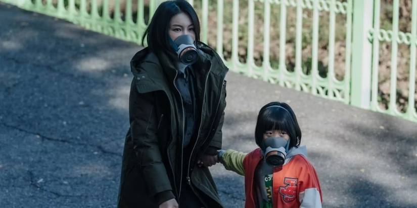 Kim Ok-vin holding a little girl's hand, wearing a mask, Dark Hole