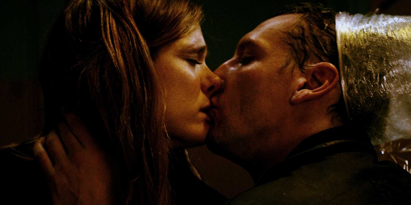 Krista Kosonen and Pekka Strang kiss as Mona and Juha in Dogs Don't Wear Pants