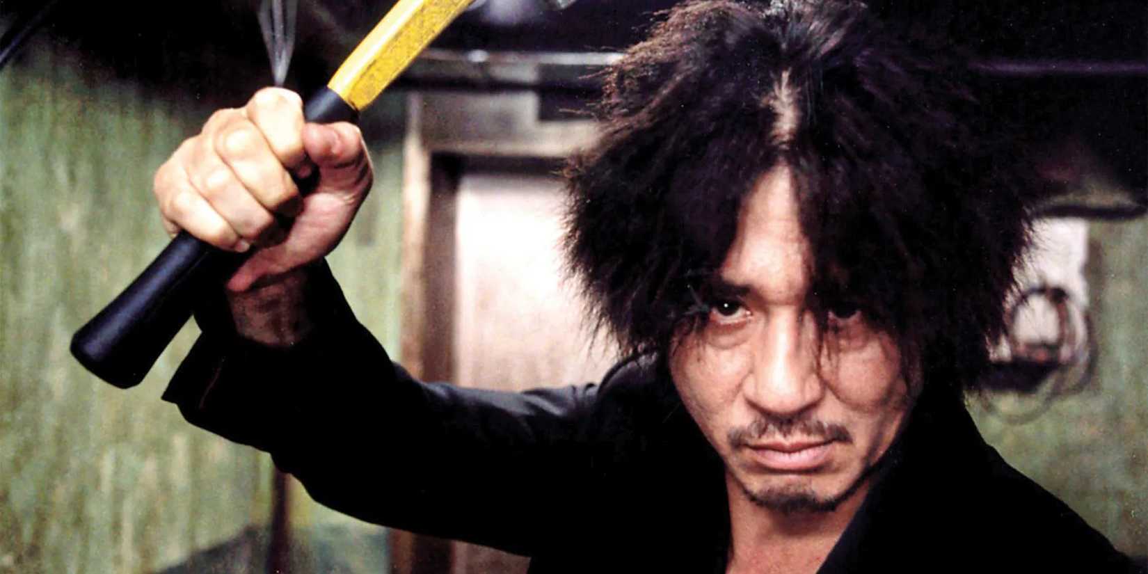 Cho Min-sik as Dae-su Oh holding a weapon in Oldboy.