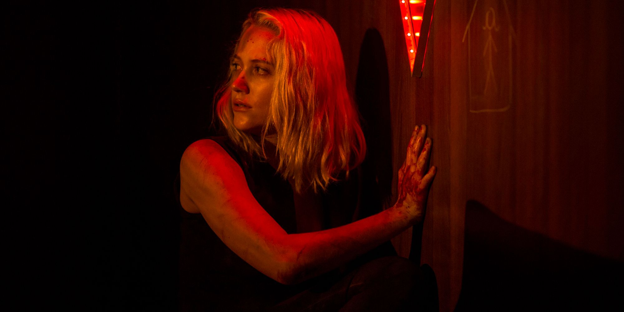 Maika Monroe em cena do filme Victorian Psycho.