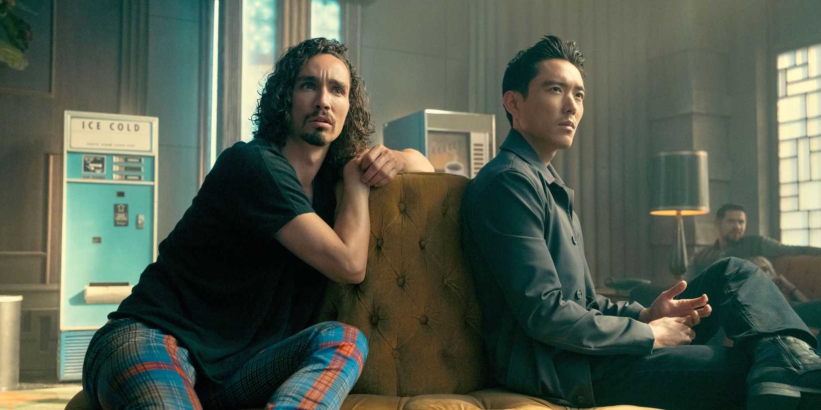 Klaus (Robert Sheehan) dan Ben (Justin H. Min) Hargreeves di Akademi Payung