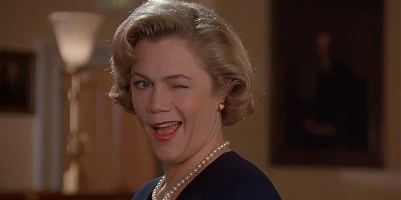 Beverly Sutphin (Kathleen Turner) piscando na mãe em série