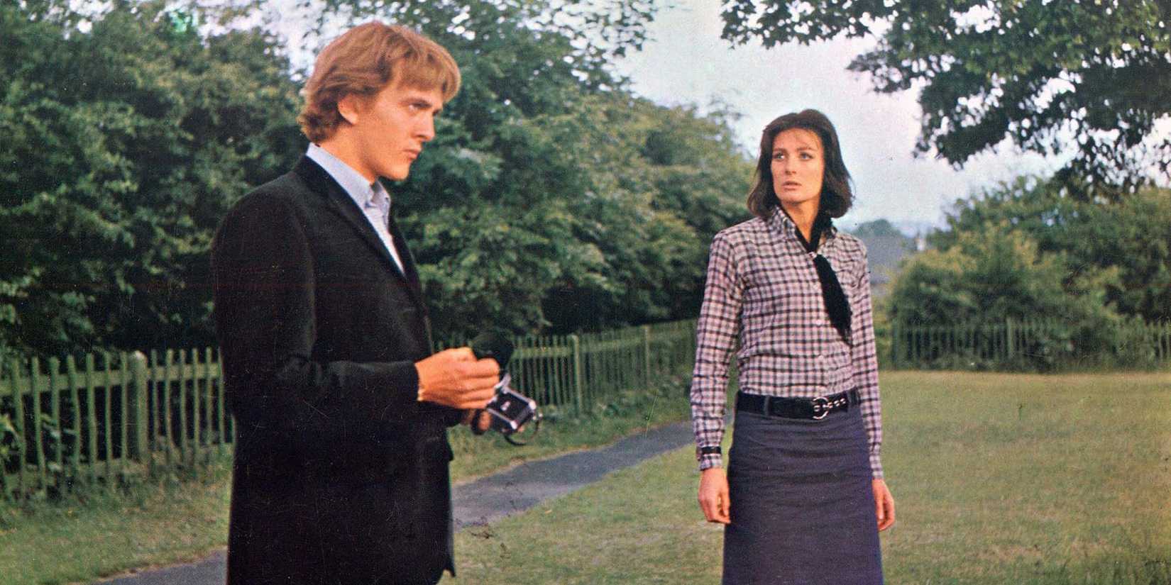 David Hemmings and Vanessa Redgrave walk in a park in Blow-Up