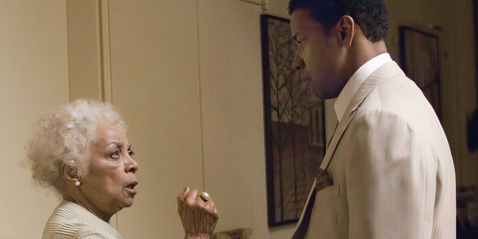 Denzel Washington and Ruby Dee in American Gangster looking at each other