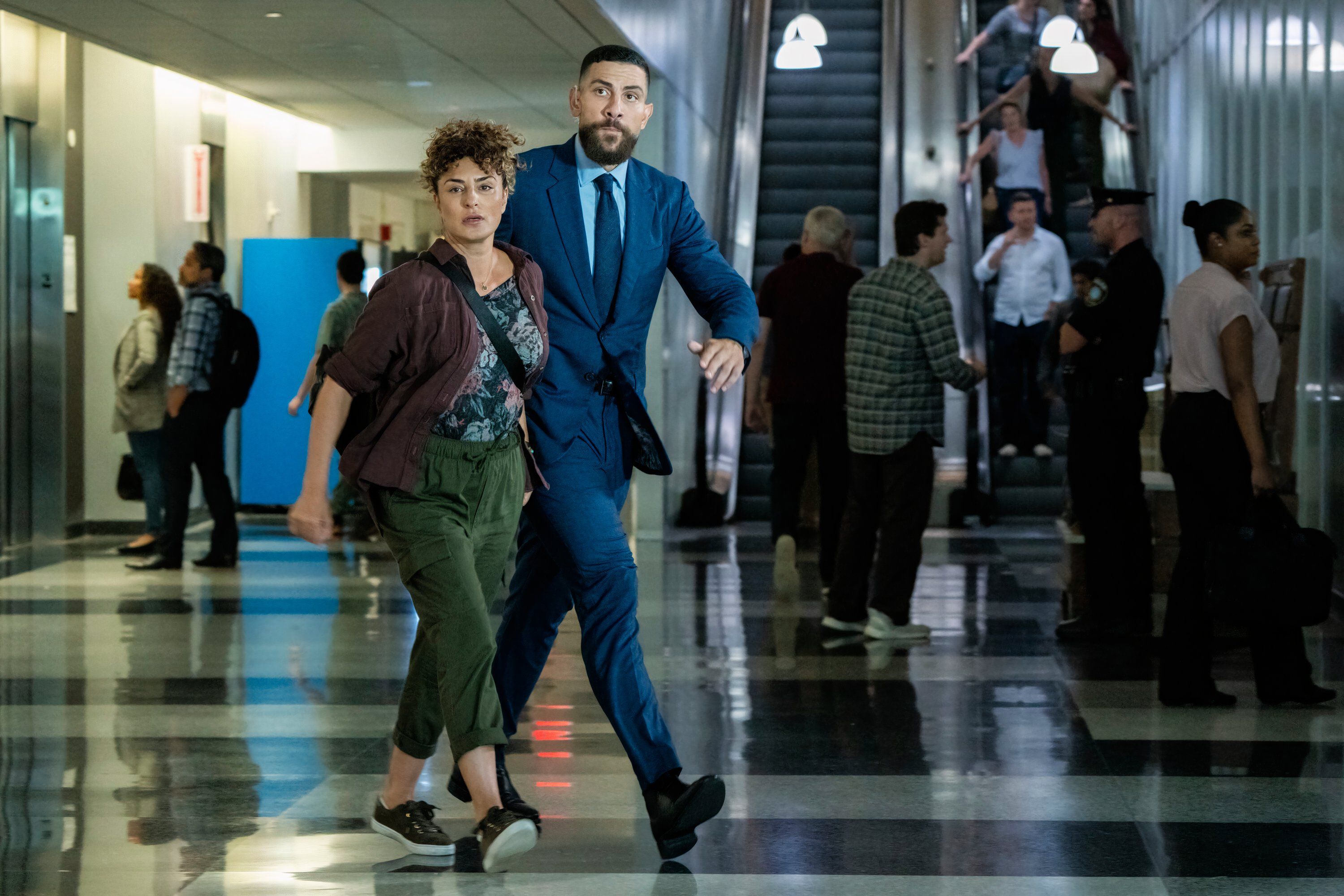 The CIA Collides With the 'FBI' in First Season 7 Images, image size:1266x844