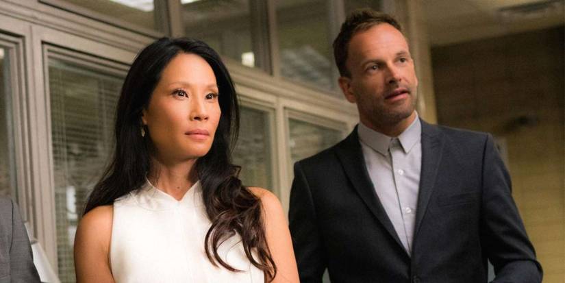 Jonny Lee Miller dan Lucy Liu sebagai Sherlock Holmes dan Watson di Elementary.