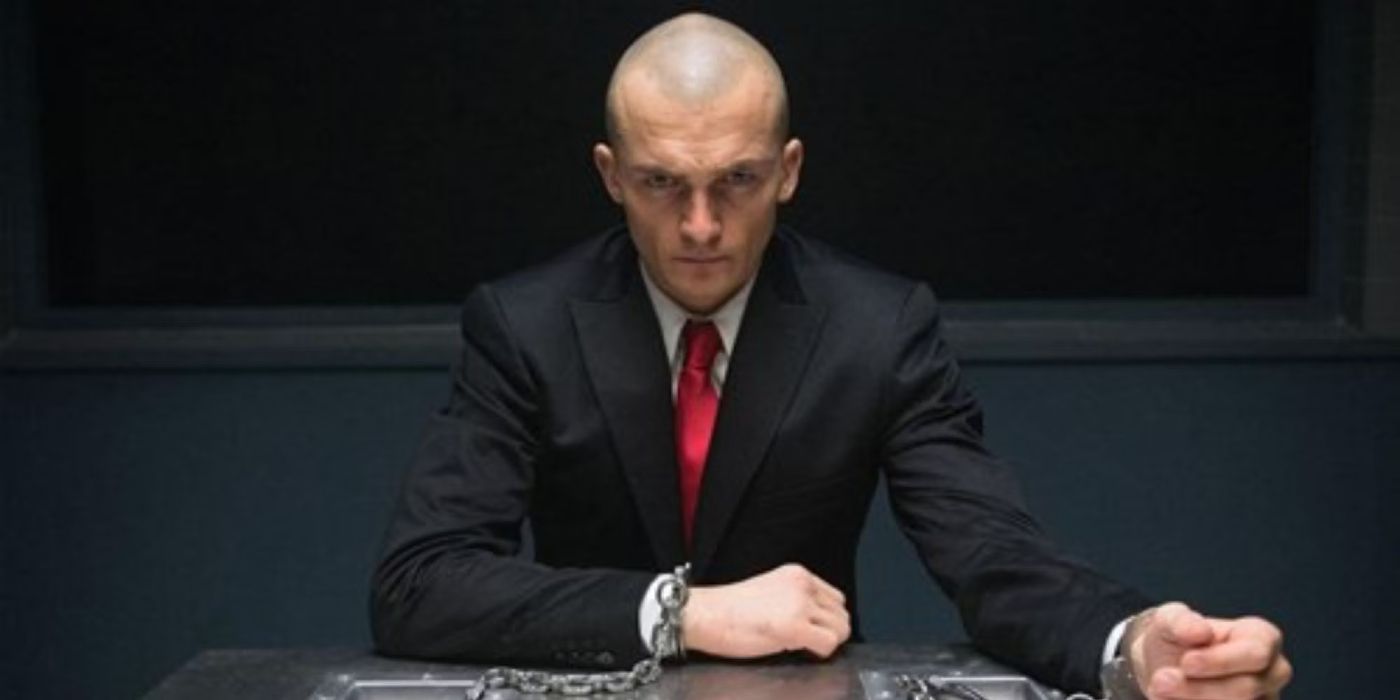 Rupert Friend as Agent 47 chained to a table in Hitman: Agent 47
