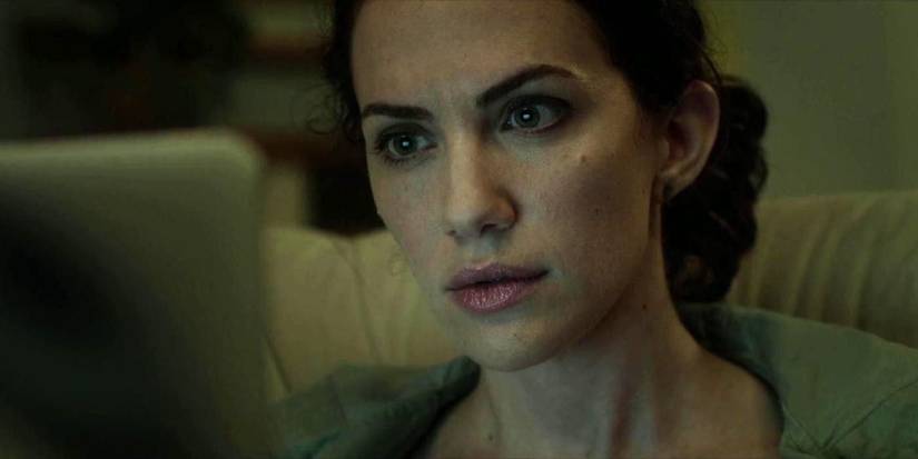 Kate Siegel looking at a computer screen in Hush