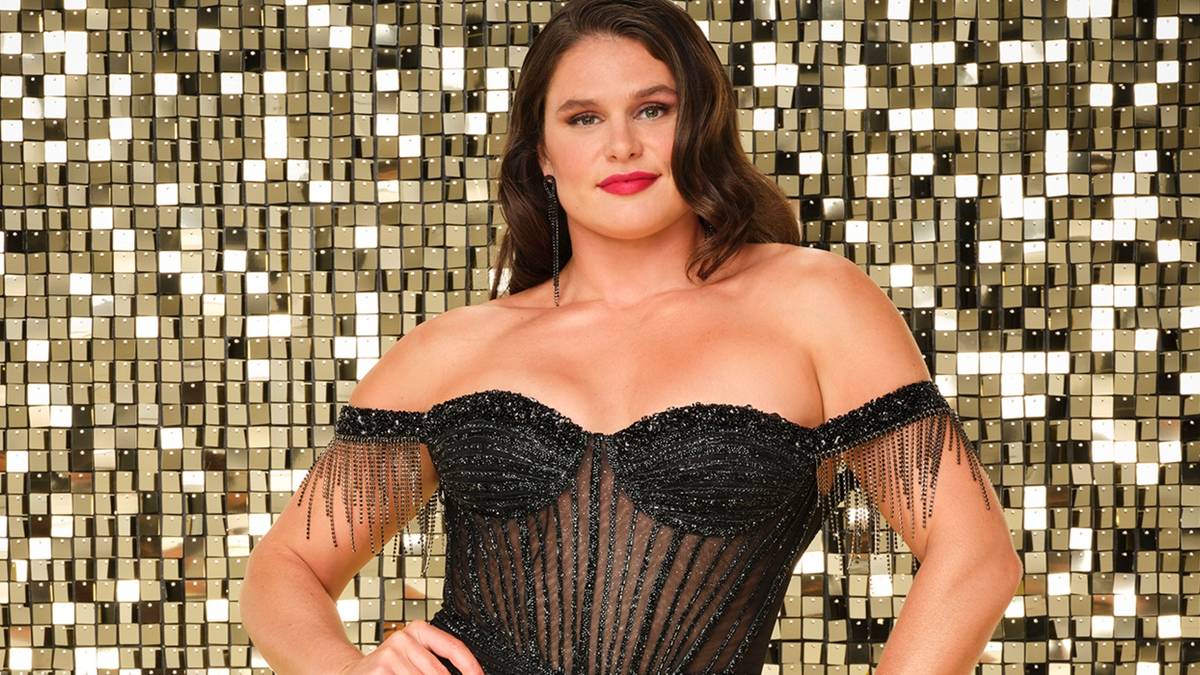 ilona maher dancing with the stars blue dress Ilona Maher, the Olympic rugby player who recently joined the cast of  Dancing With the Stars, has arrived on the Emmys red carpet looking "regal  in a blue strapless number," writes the