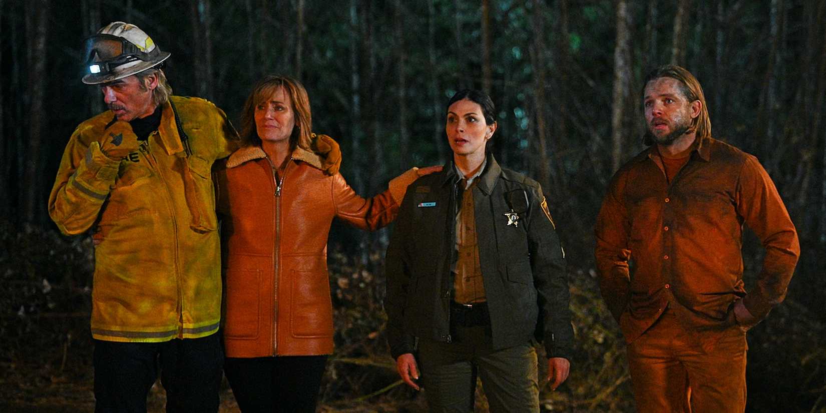 Vince, Sharon, Mickey e Bode em pé juntos durante uma emergência na segunda temporada de 'Fire Country'.