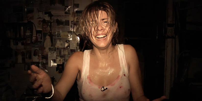 Manuela Velasco sebagai Ángela Vidal menangis dengan foto di dinding belakang di Rec.