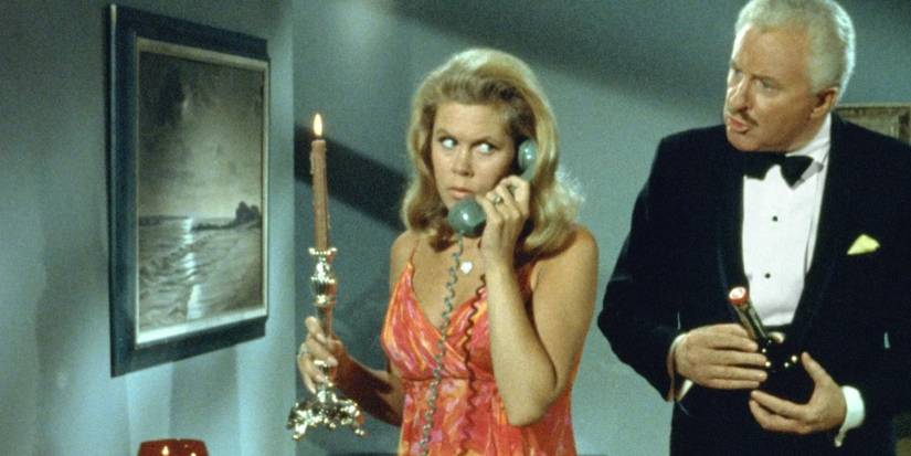 Samantha (Elizabeth Montgomery) telefondayken bir şamdan tutuyor, Larry Tate (David White) 'Switched' bölümünde arkasında duruyor "Kalbinde Kızkardeşler"