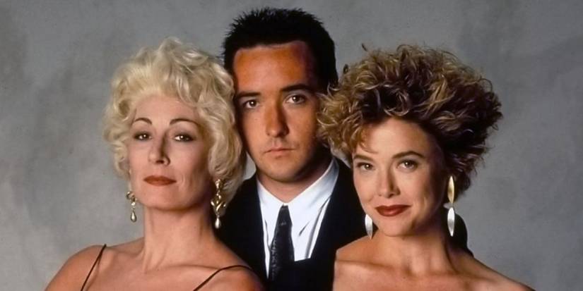 Anjelica Huston, John Cusack, and Annette Bening as Lilly, Roy, and Myra smiling at the camera for 'The Grifters'