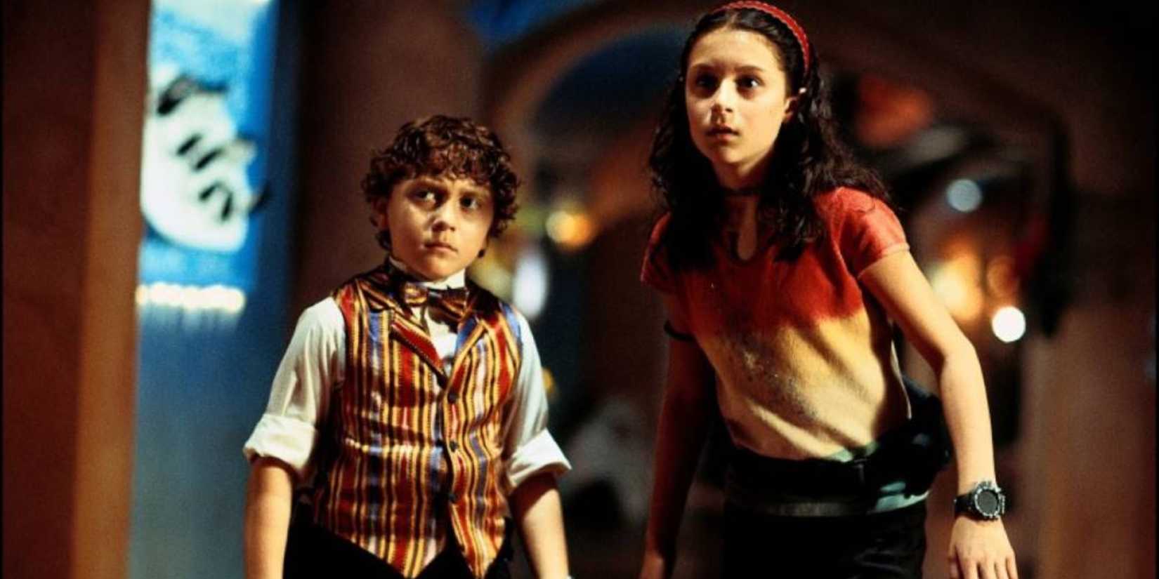 Juni and Carmen looking in the same direction in Spy Kids