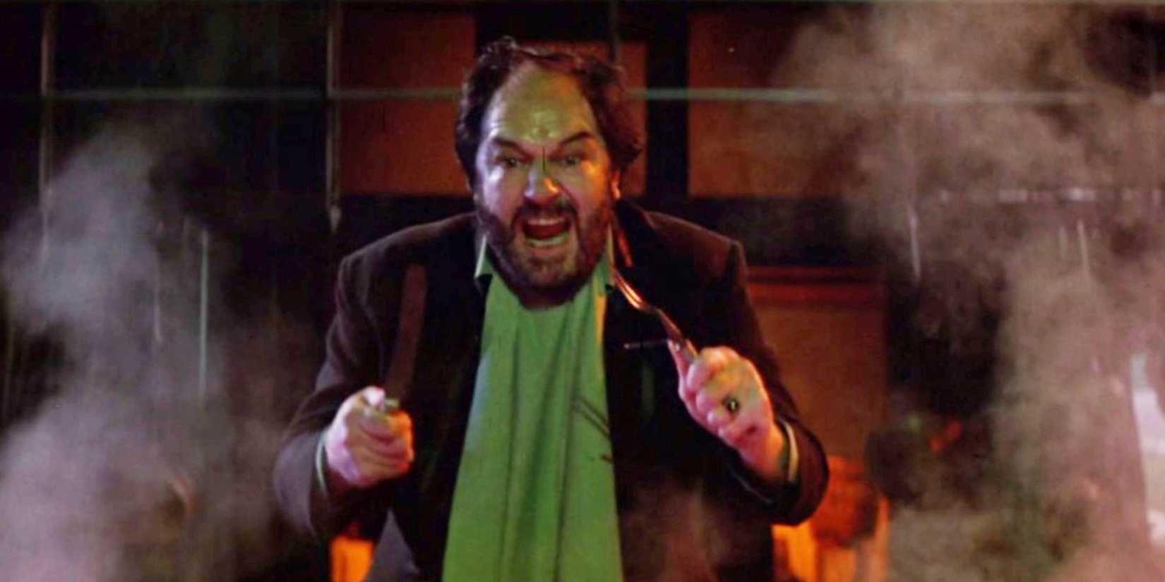 Michael Gambon berteriak tentang memakan seorang pria sambil memegang peralatan makan di Si Juru Masak, Pencuri, Istrinya & Kekasihnya.