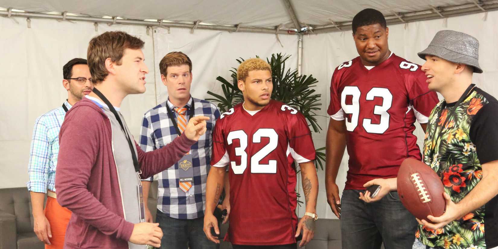 Steve Rannazziszi dan Mark Duplass dengan pemain NFL di 'The League'