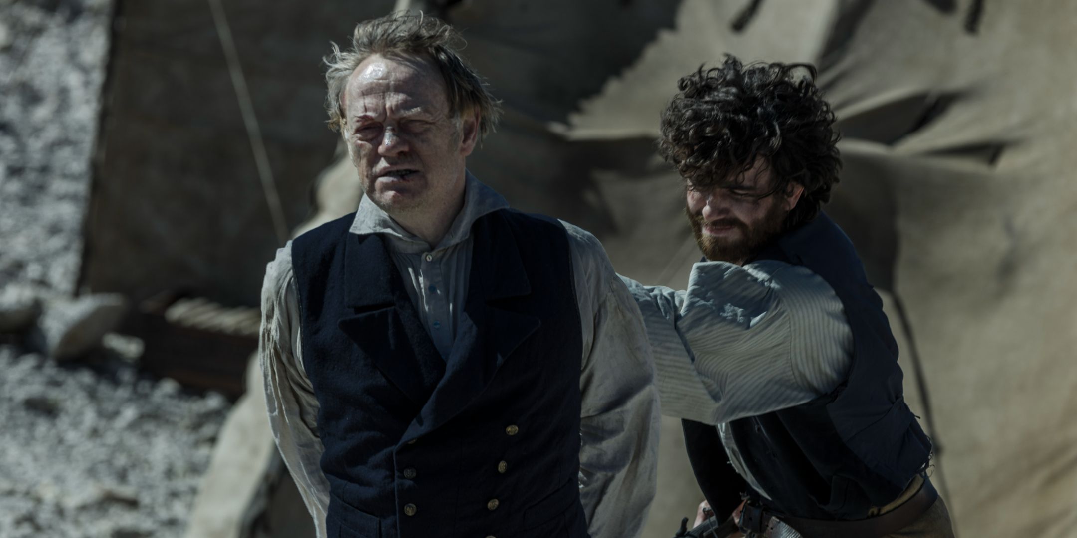 Jared Harris, Francis Crozier rolünde, Terör Sezon 1'de elleri arkasında elleri ile